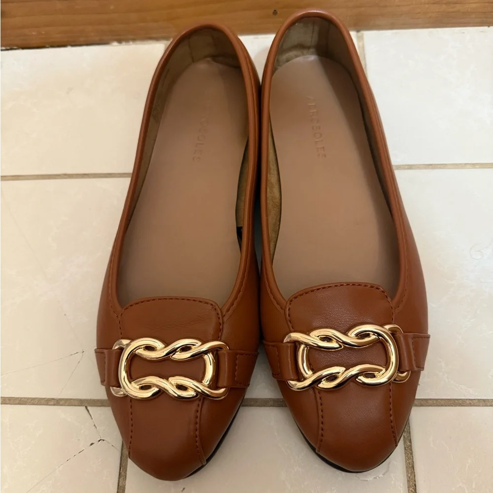 AEROSOLES | Tan Leather Loafers with Gold Chain
